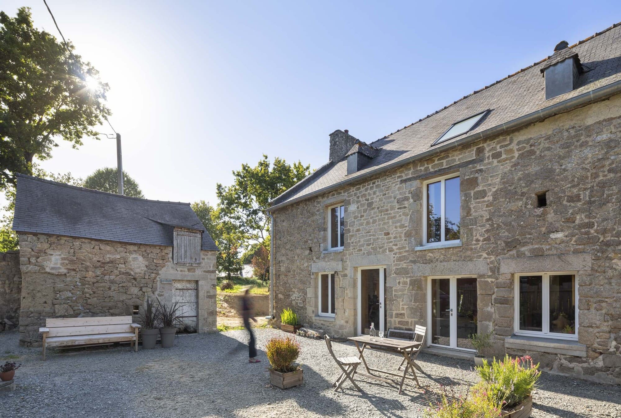 Vue extérieure. Rénovation d'une longère à Aucaleuc.