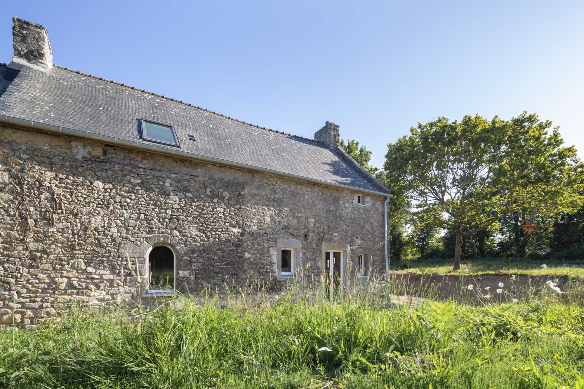 Vue extérieure. Rénovation d'une longère à Aucaleuc.