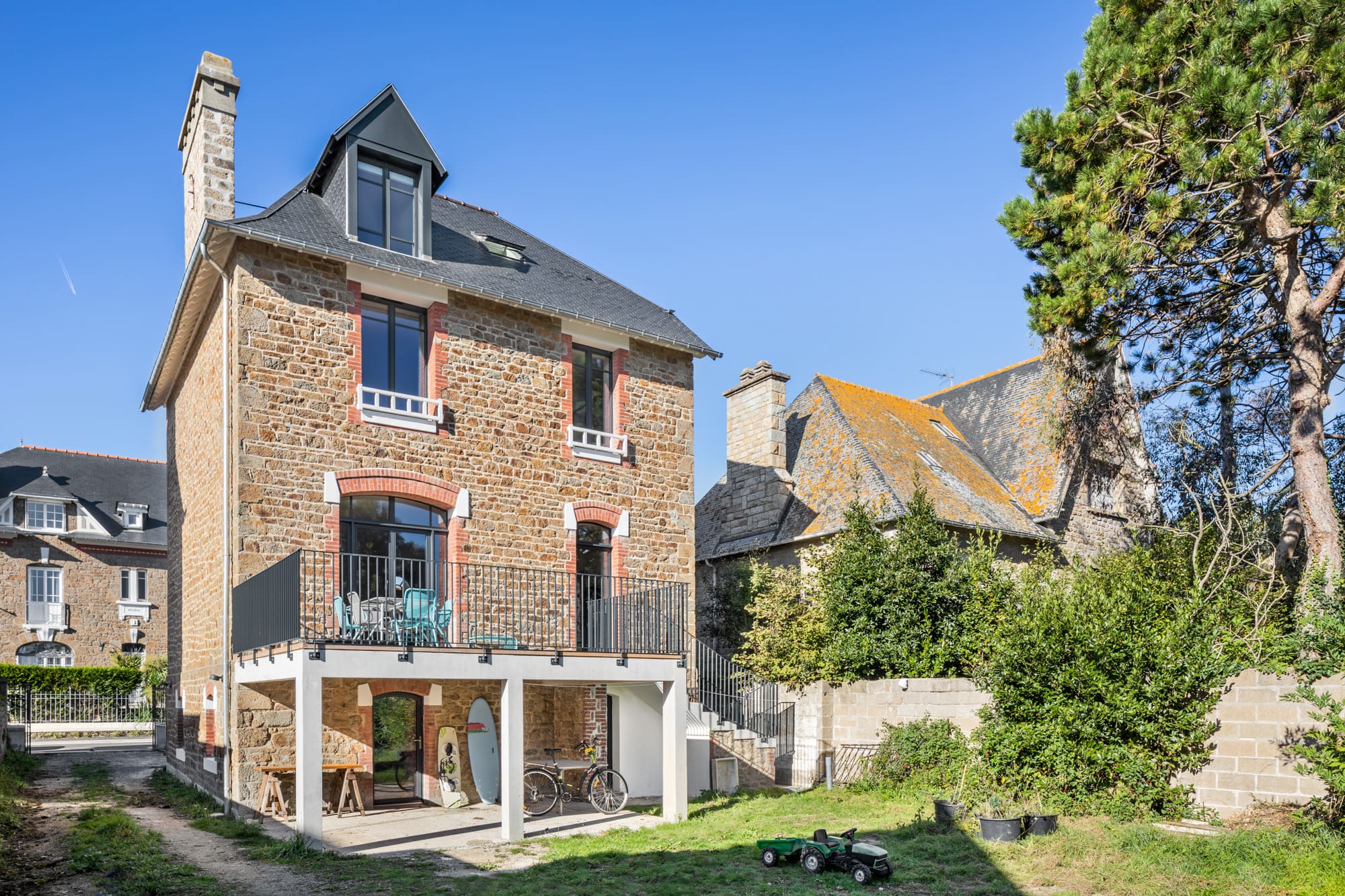 Vue extérieure du jardin. Rénovation d’une maison individuelle à Saint-Malo.