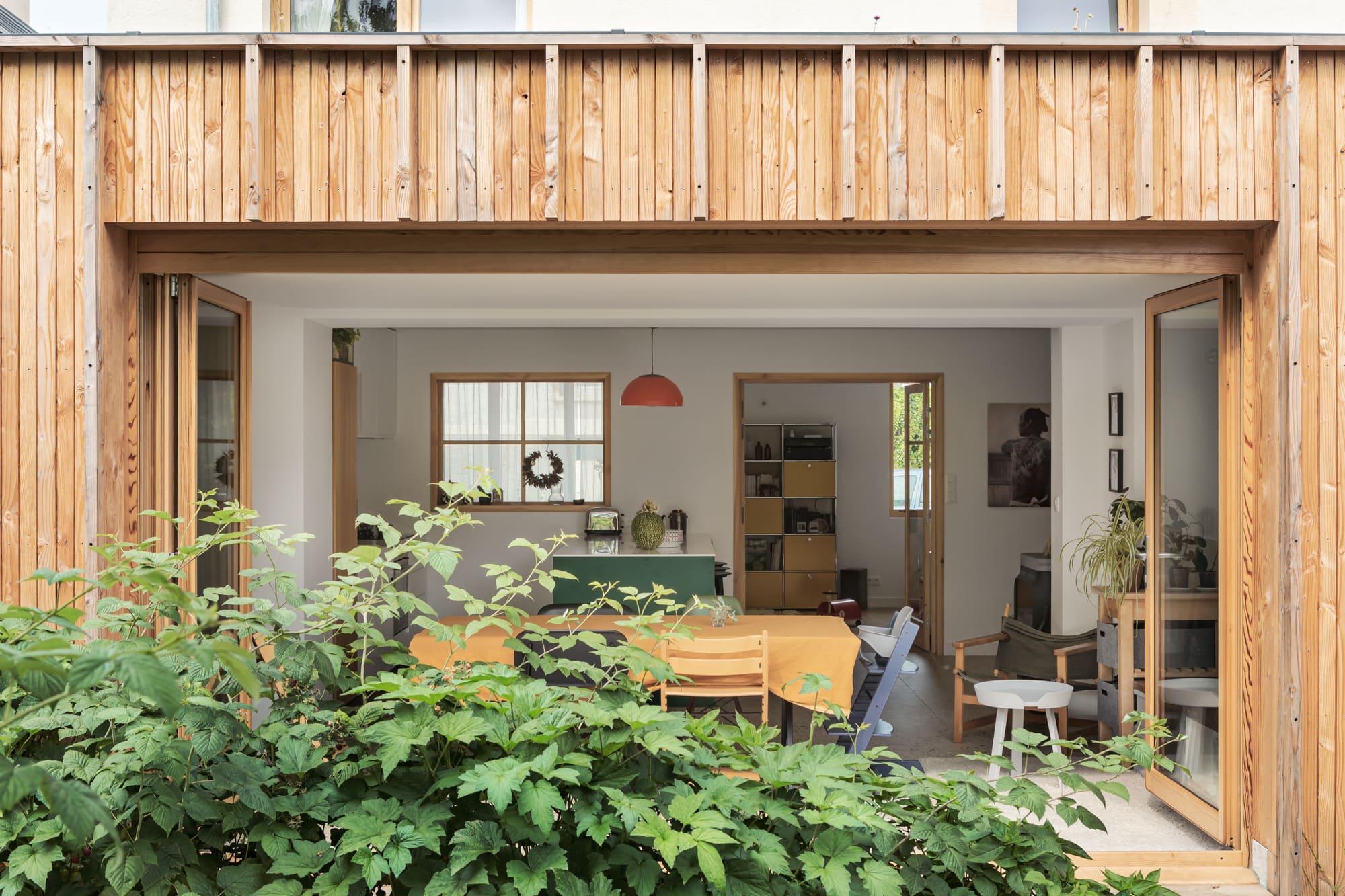 Vue extérieure. Extension en bois d'une maison individuelle.