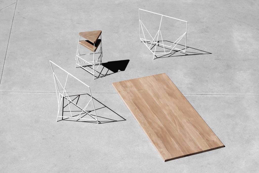 Table et deux tabourets. Création d’une série de mobilier.