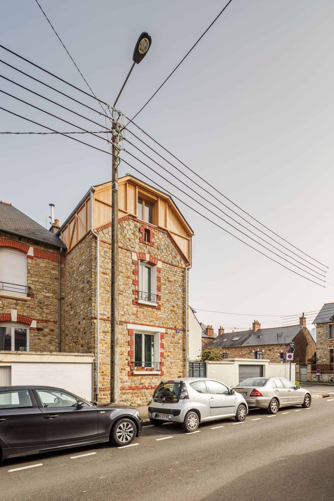 Vue Extérieure. Surélévation d'une maison individuelle à Rennes.