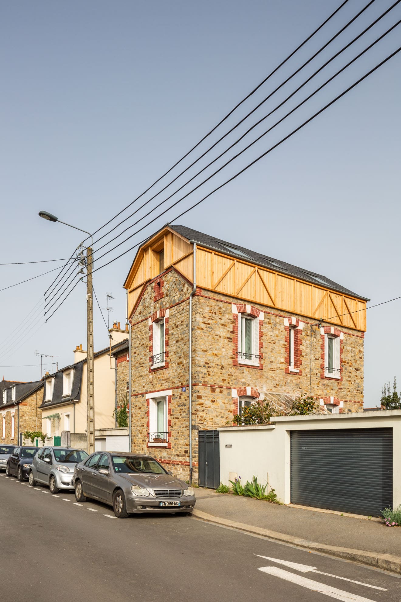 Vue Extérieure. Surélévation d'une maison individuelle à Rennes.
