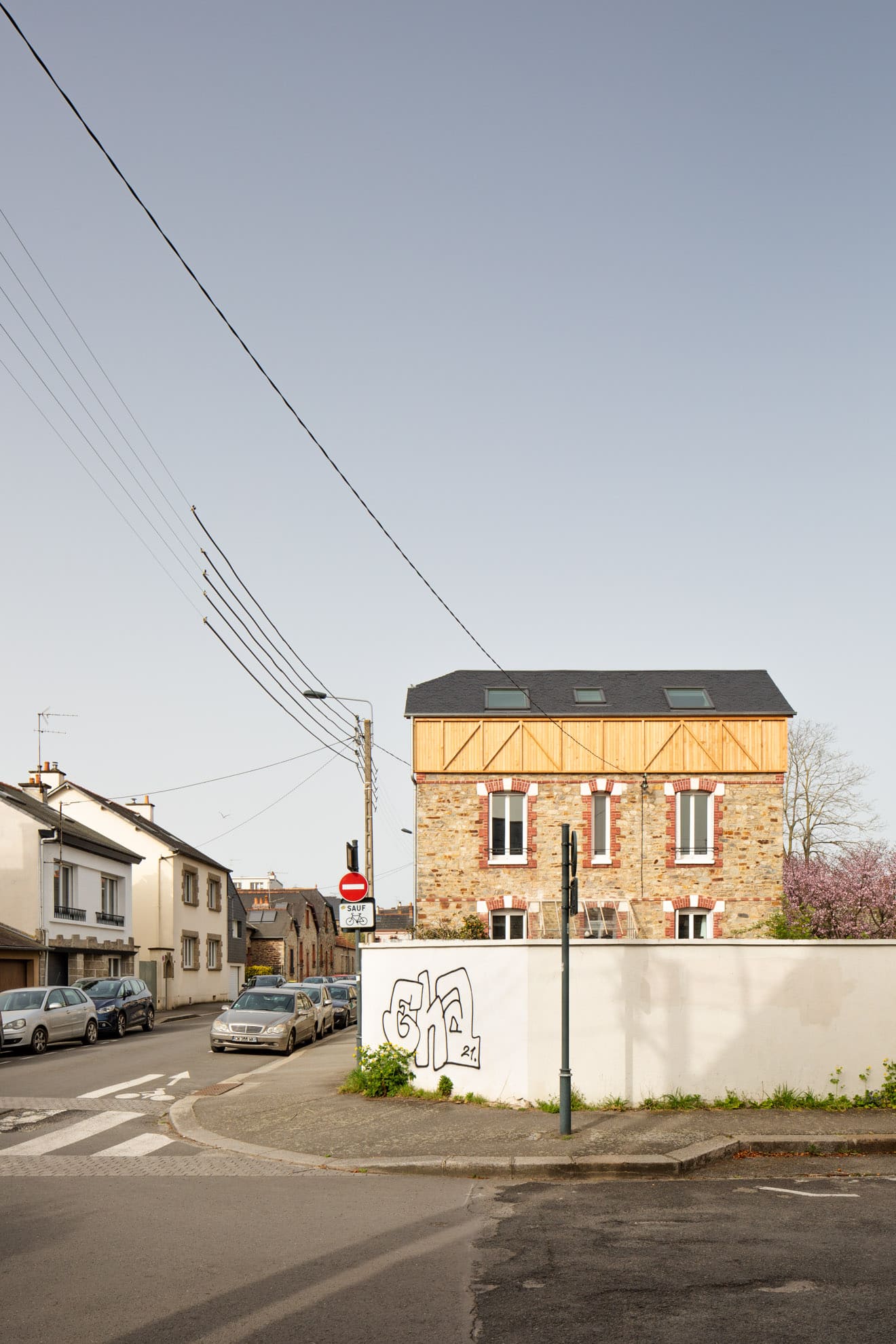 Vue Extérieure. Surélévation d'une maison individuelle à Rennes.
