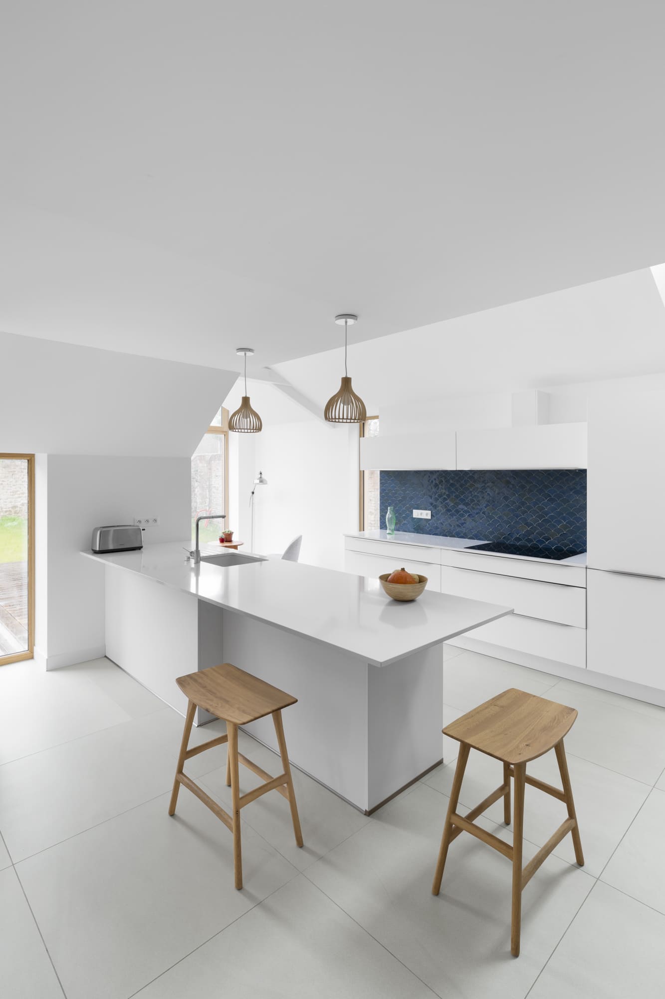 Vue de la cuisine. Extension et rénovation d'une maison à Dinard.