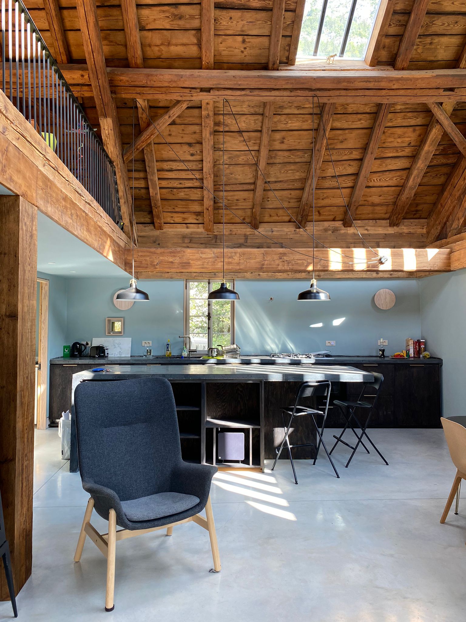 Vue de la cuisine. Réhabilitation d'un chalet à Abondance.