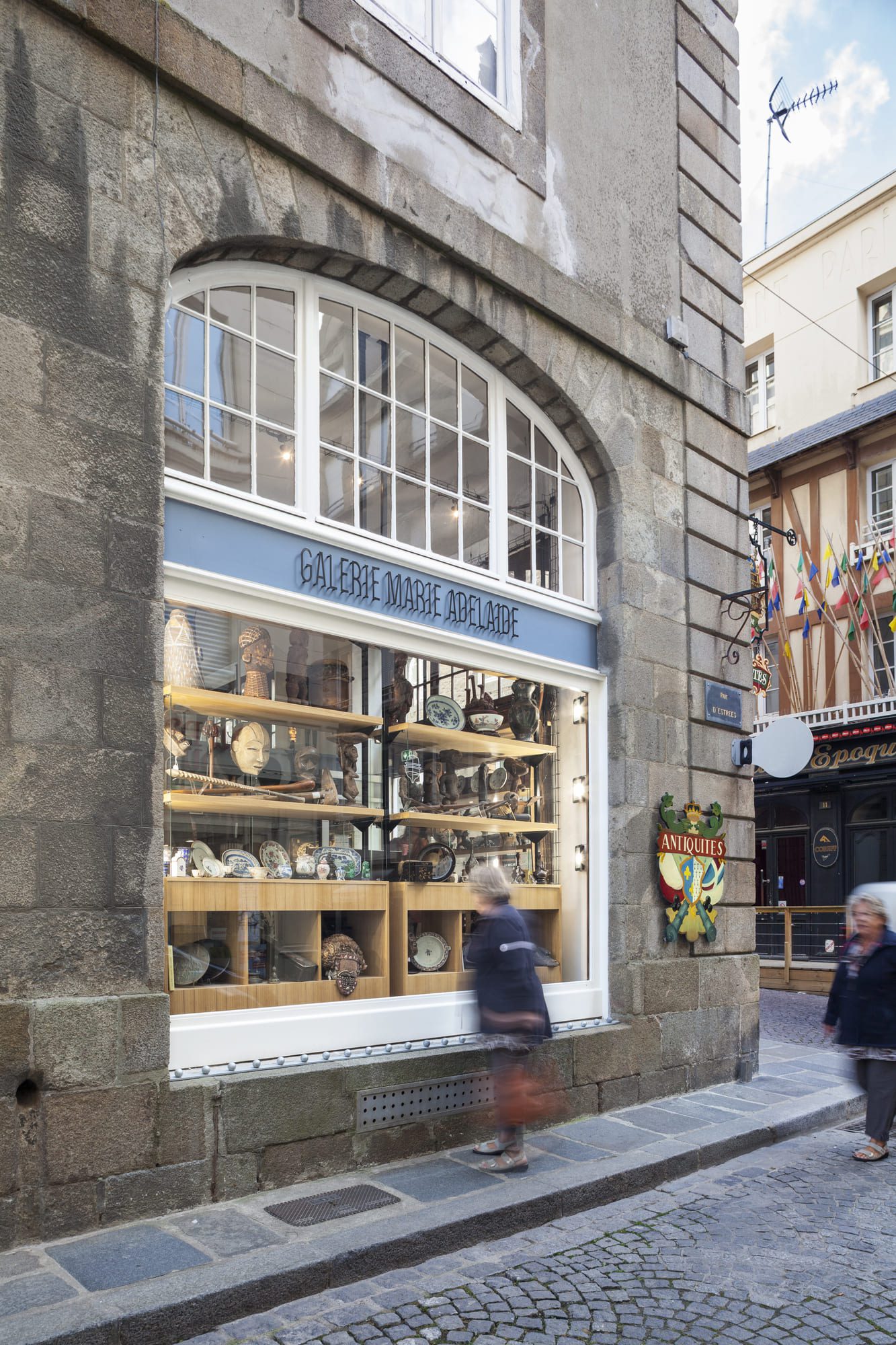 Façade. Création d'une galerie d'antiquité à Saint-Malo Intra Muros.