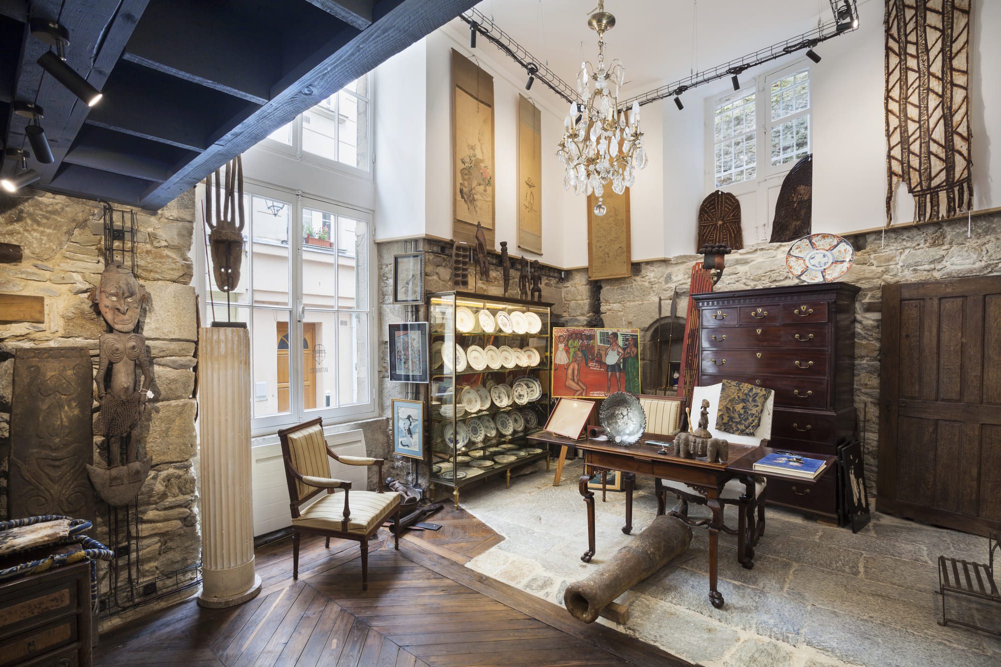 Vue intérieure. Création d'une galerie d'antiquité à Saint-Malo Intra Muros.