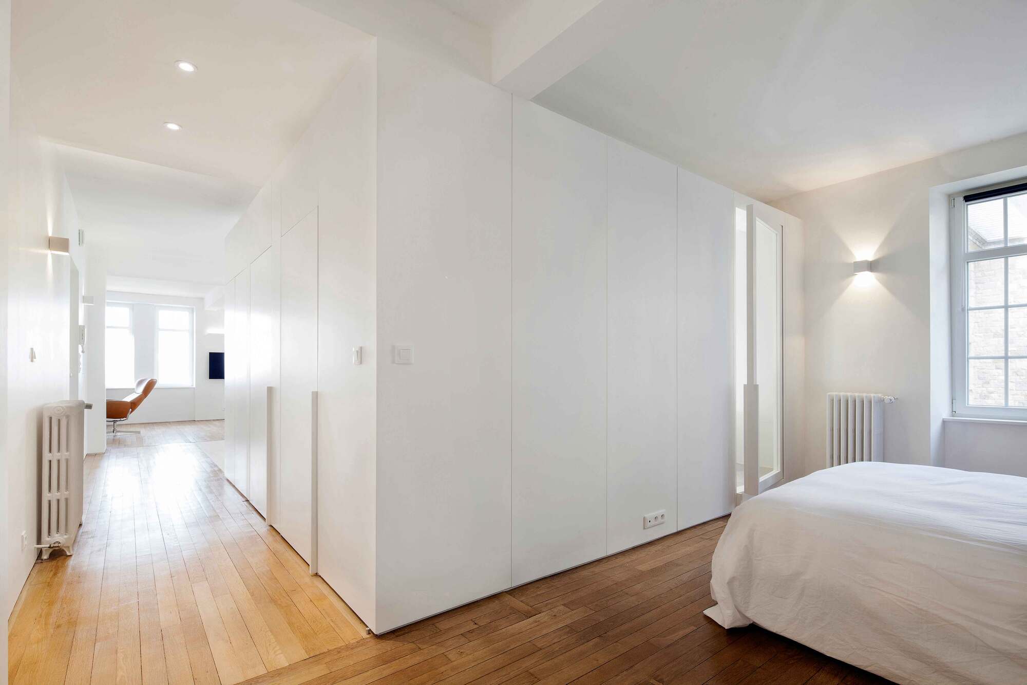 Chambre et couloir. Rénovation d'un appartement à Saint-Malo Intra Muros