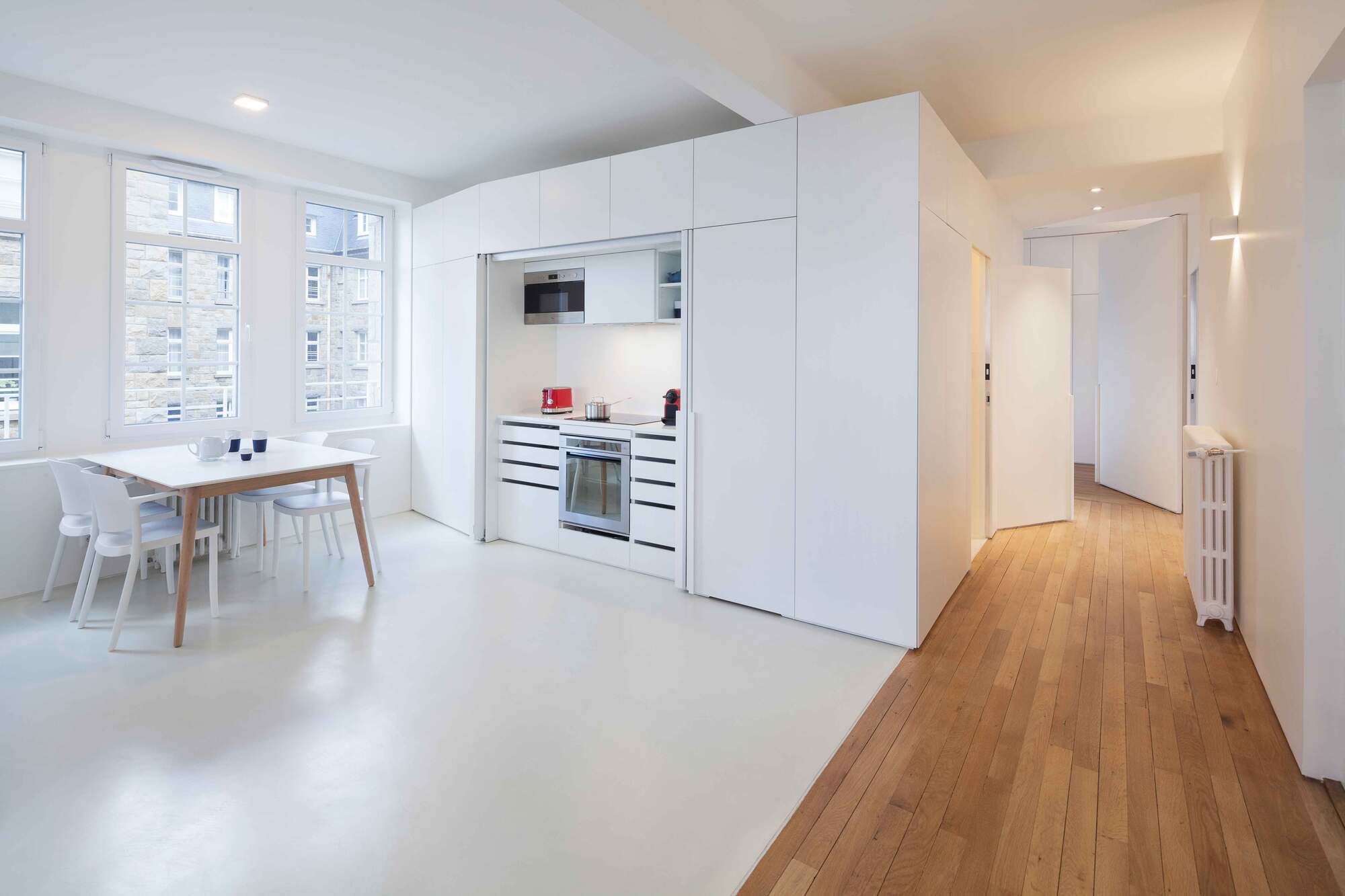 Vue de la cuisine. Rénovation d'un appartement à Saint-Malo Intra Muros