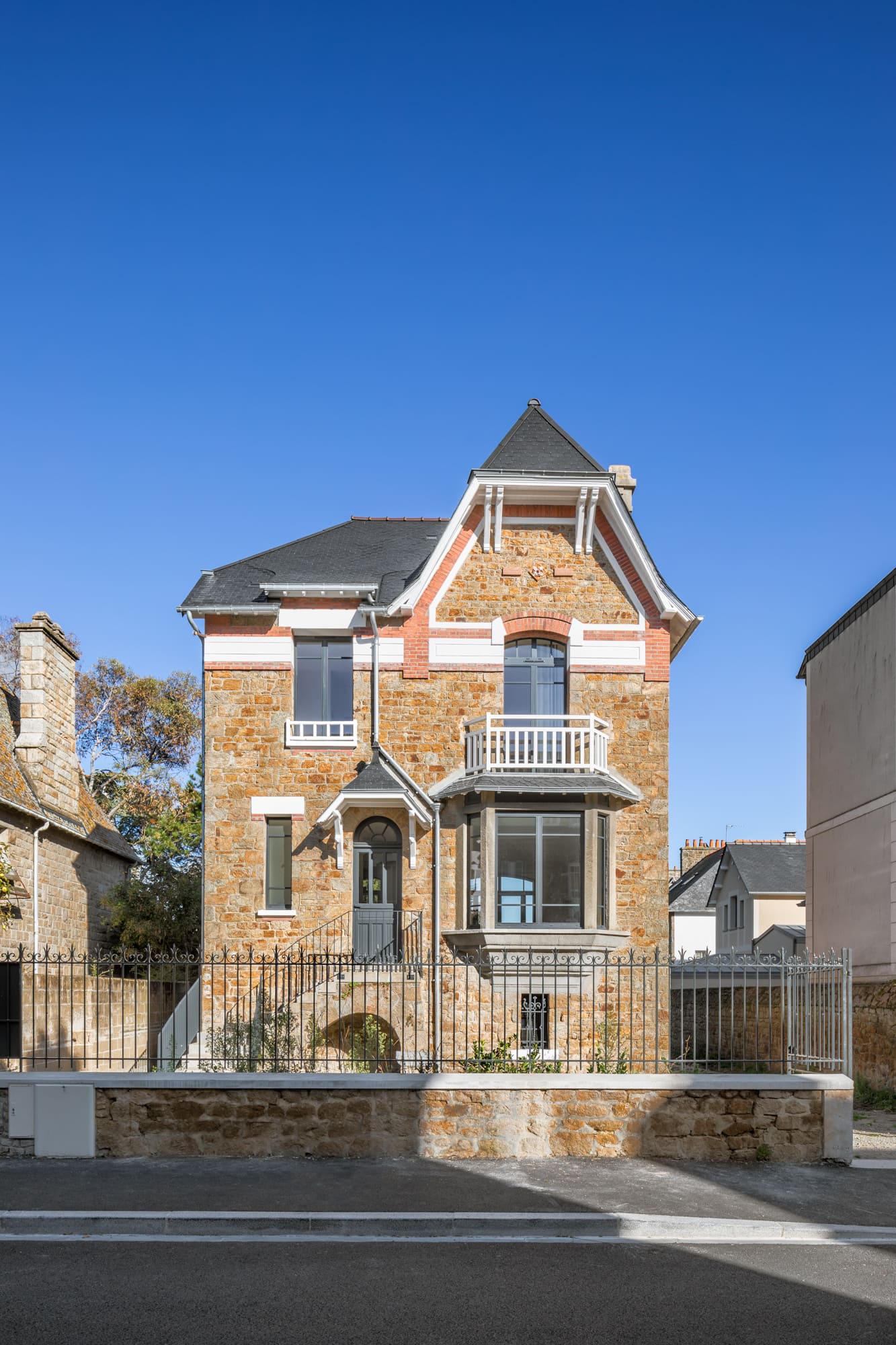 Façade. Rénovation d'une maison individuelle à Saint-Malo.