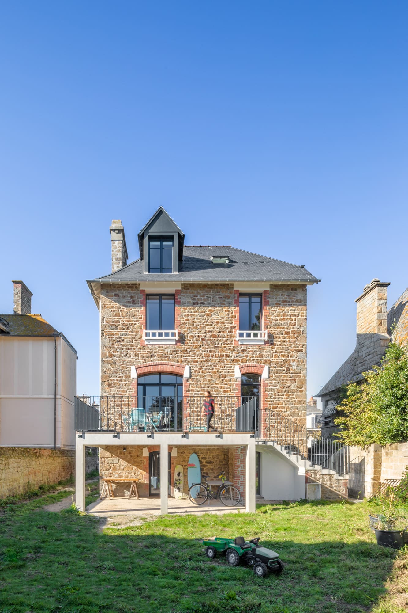 Vue extérieure du jardin. Rénovation d’une maison individuelle à Saint-Malo.