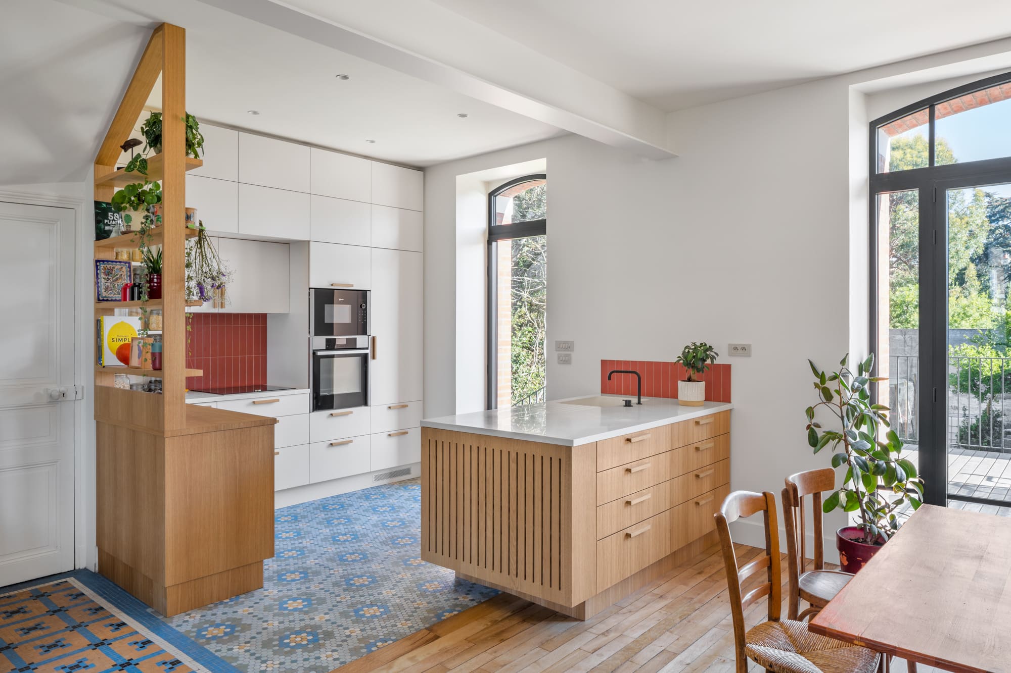 Vue de la cuisine. Rénovation d’une maison individuelle à Saint-Malo.