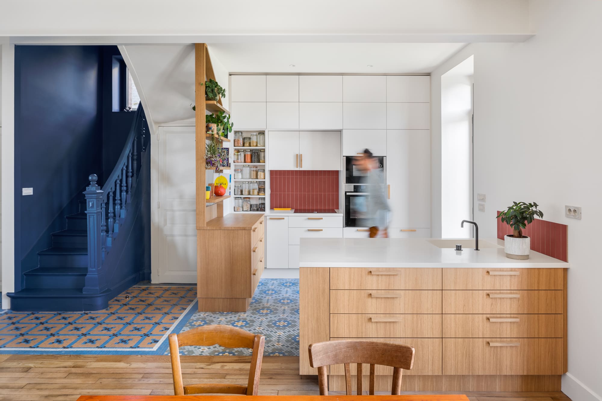 Vue de la cuisine. Rénovation d’une maison individuelle à Saint-Malo.