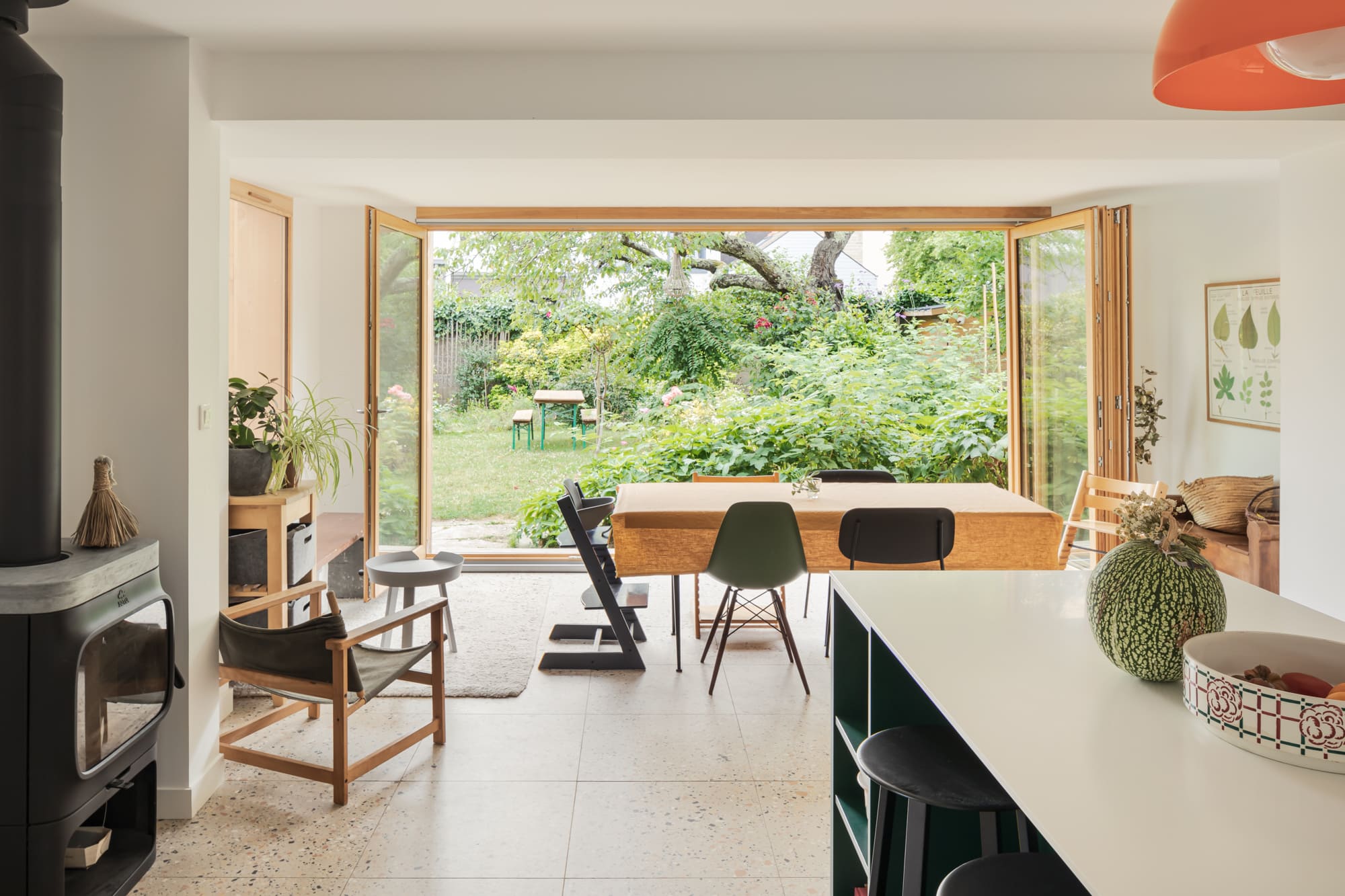 Vue intérieure. Extension en bois d'une maison individuelle.