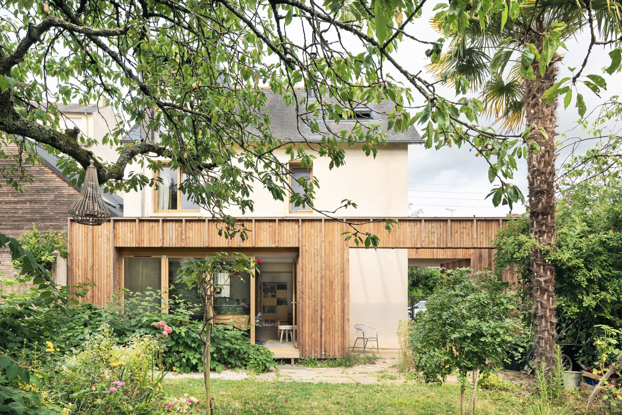 Vue extérieure. Extension en bois d'une maison individuelle.