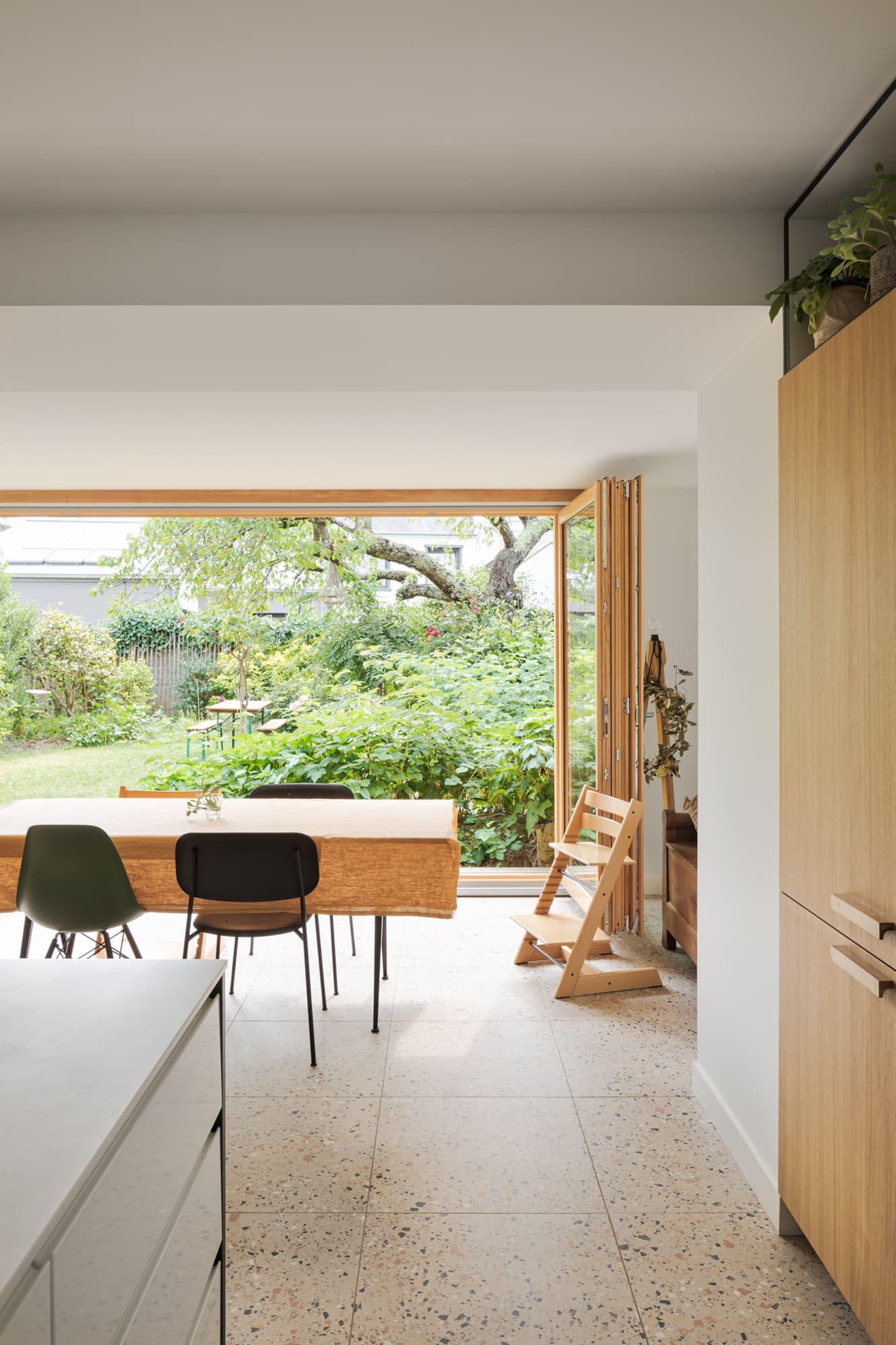 Vue intérieure. Extension en bois d'une maison individuelle.