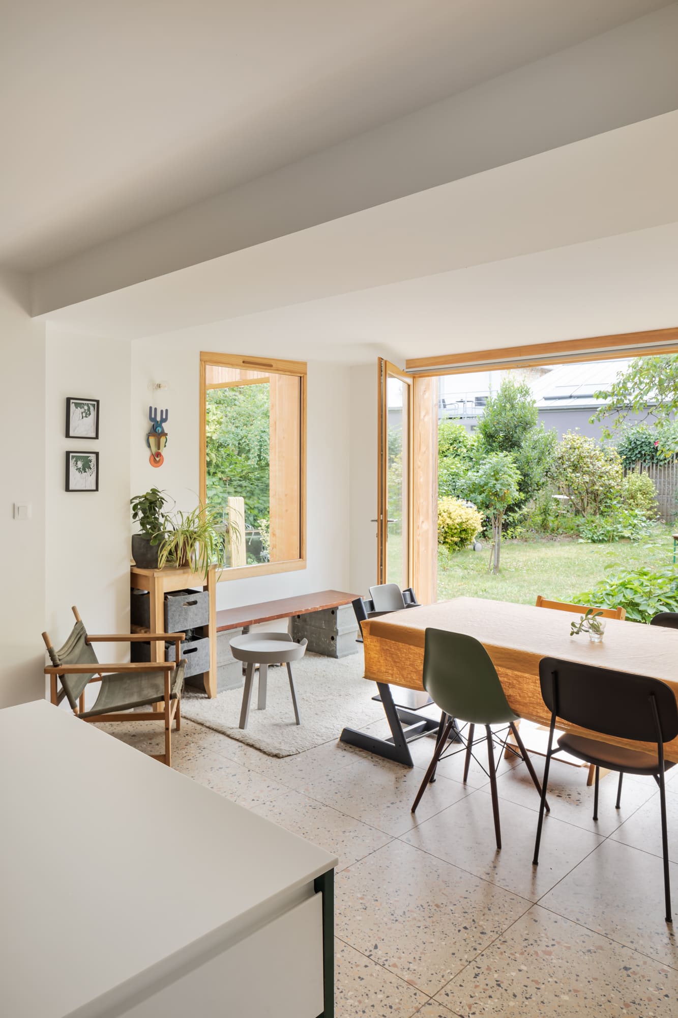 Vue intérieure. Extension en bois d'une maison individuelle.