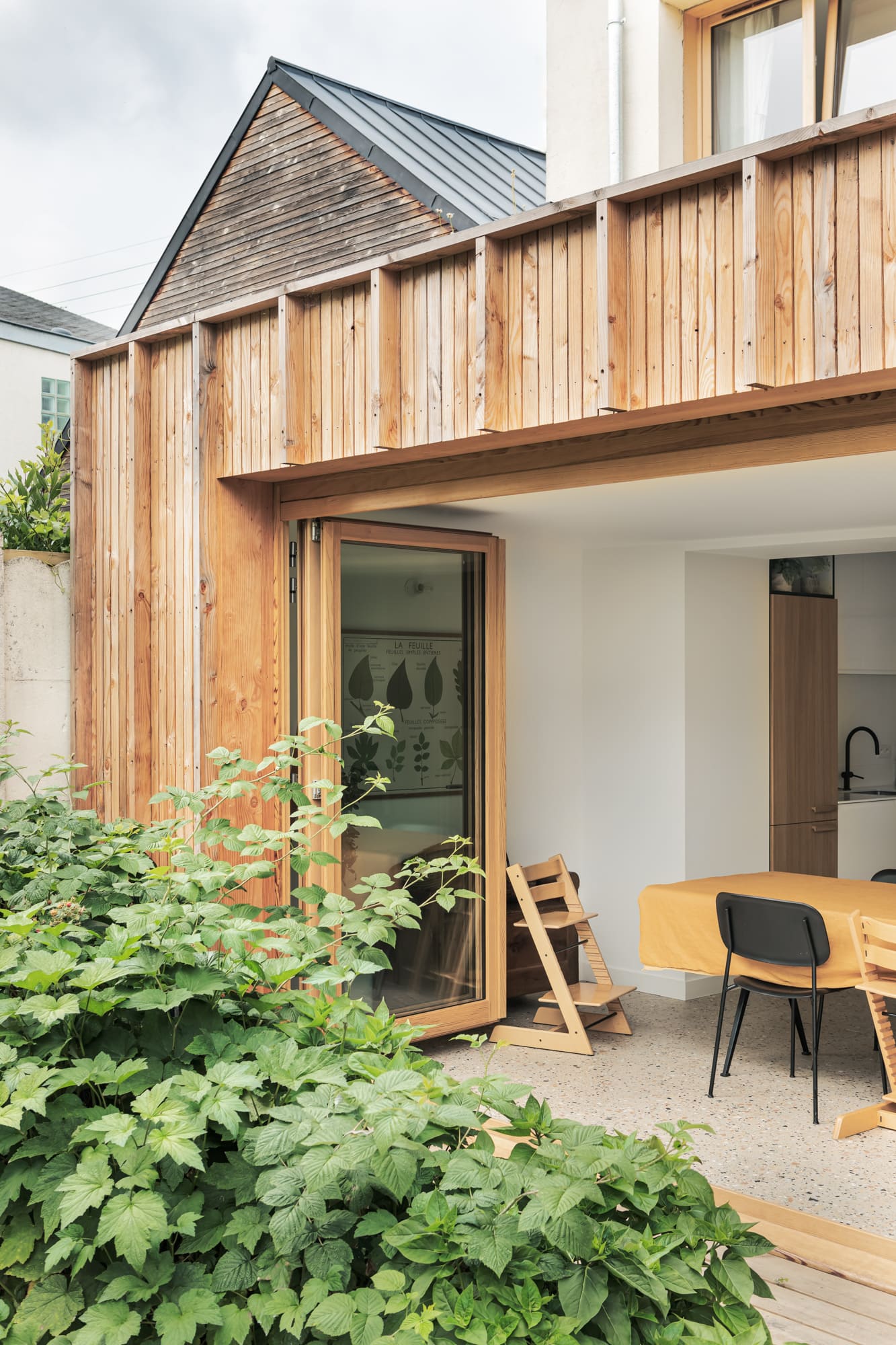 Vue extérieure. Extension en bois d'une maison individuelle.