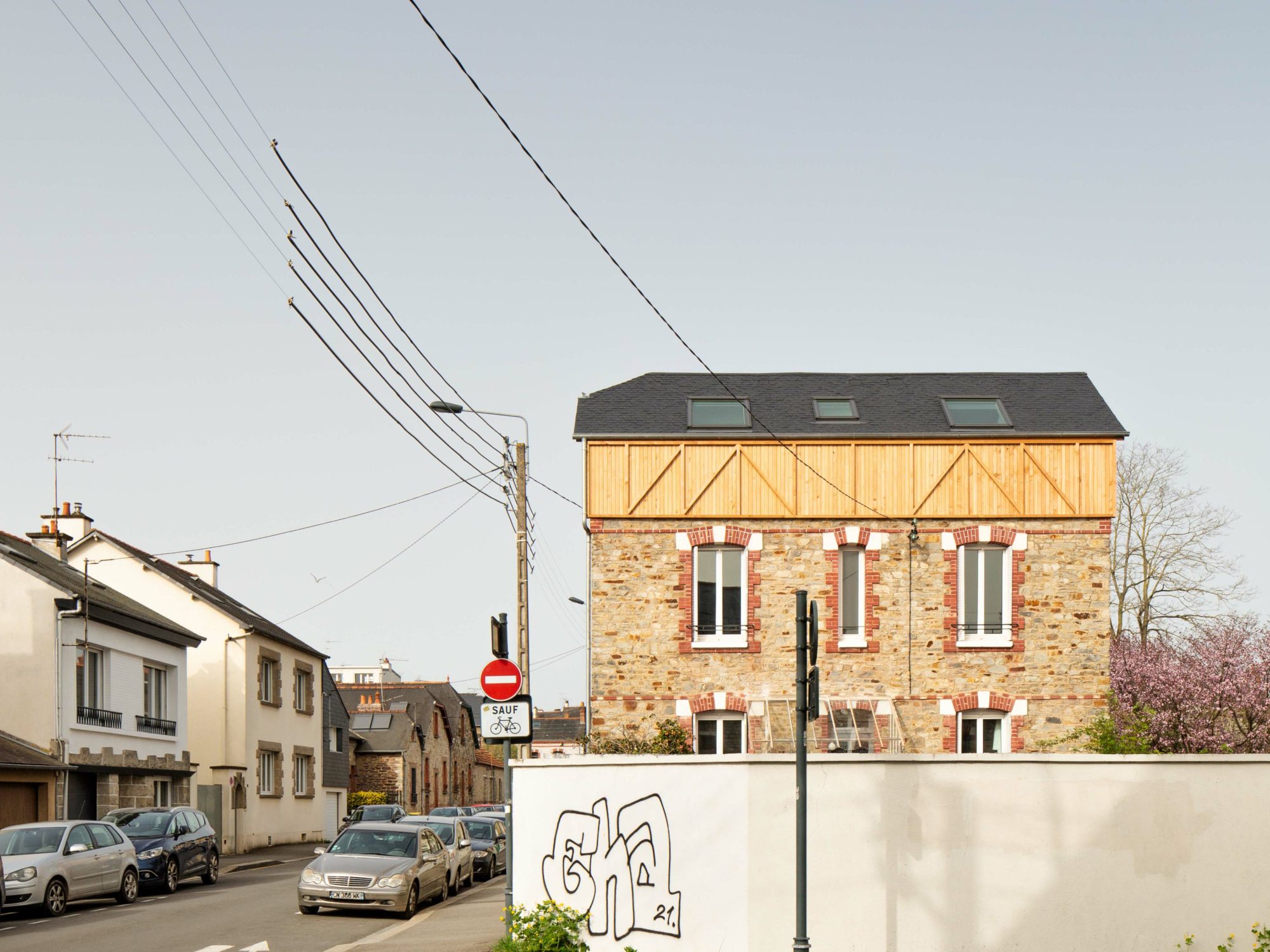 Vue extérieure. Surélévation d'une maison individuelle à Rennes.